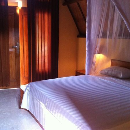 Dinoyin Bungalows Gili Meno Habitación foto